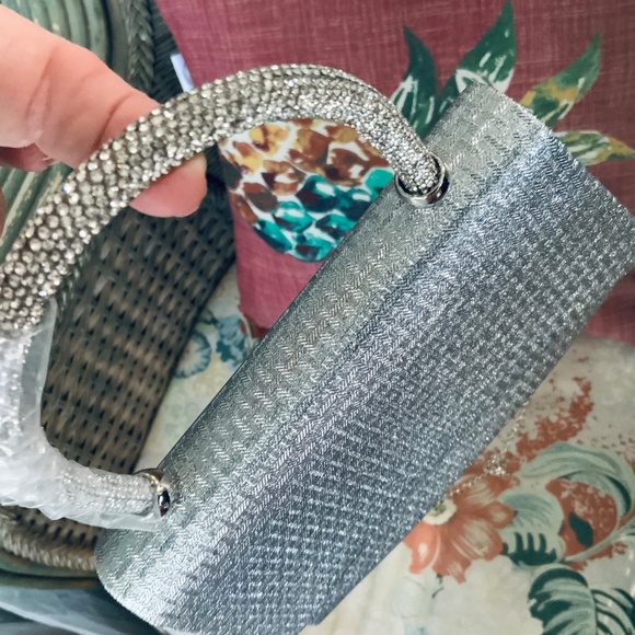 SILVER Evening Bag 🩷 BELOW WHOLESALE JEWELED HANDLE W/CHAIN NWOT HANDBAG - Picture 3 of 12
